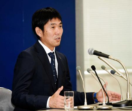 　メンバーを発表し質問に答えるサッカー日本代表・森保監督