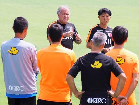 　練習前、円陣で選手を激励する鹿島のテクニカルディレクターに復帰したジーコ（左）