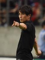 後半、指示を出すＧ大阪の宮本監督