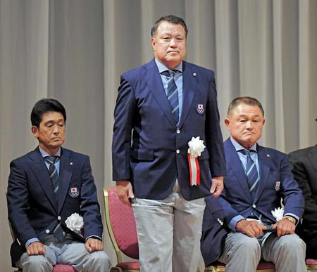 　アジア競技大会結団式に出席した田嶋幸三副団長（中）。左は福井烈総監督、右は山下泰裕団長