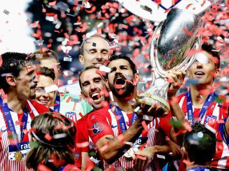 　サッカーの欧州スーパーカップを制し、トロフィーを掲げるアトレチコ・マドリードのディエゴ・コスタ＝タリン（ＡＰ＝共同）