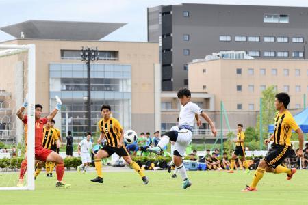 　Ｊヴィレッジで開かれた、１２都府県の中高生年代チームが参加するサッカー大会＝２０日午後、福島県