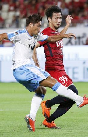 　鹿島－磐田　前半、ゴールを狙う磐田・大久保。右は鹿島・犬飼＝カシマ