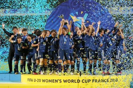 　サッカーＵ-２０女子Ｗ杯で、スペインを破って初優勝し、喜ぶ日本イレブン＝バンヌ（ＡＰ＝共同）