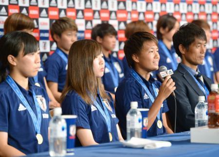 Ｕ２０女子Ｗ杯制覇の日本が帰国 なでしこでの飛躍を期待