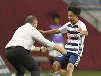 　神戸－横浜Ｍ　後半、先制ゴールを決めポステコグルー監督（左）のもとに駆け寄る横浜Ｍ・久保＝ノエスタ