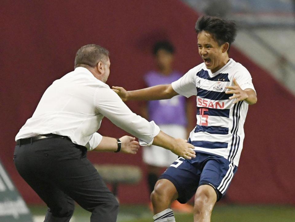 　神戸－横浜Ｍ　後半、先制ゴールを決めポステコグルー監督（左）のもとに駆け寄る横浜Ｍ・久保＝ノエスタ