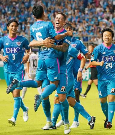 　後半、リーグ戦初ゴールを決め、福田（中央左）と喜ぶ鳥栖・フェルナンドトーレス