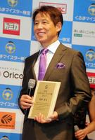 紫ネクタイに照れる西野朗氏＝東京・ＭＥＧＡ　ＷＥＢ　