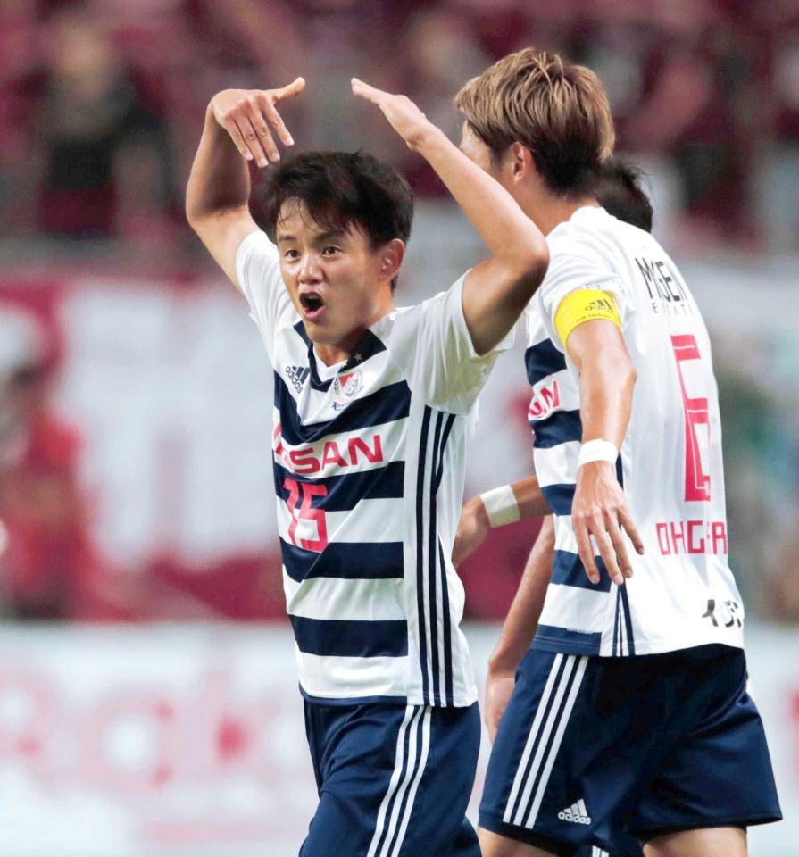 　後半、先制ゴールを決め、サポーターの声援に応える横浜Ｍ・久保