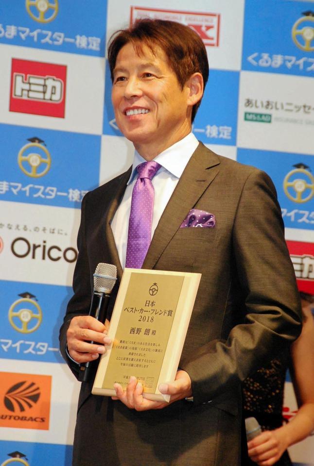 紫ネクタイに照れる西野朗氏＝東京・ＭＥＧＡ　ＷＥＢ　