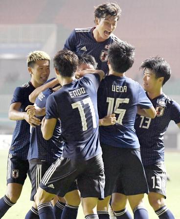 　日本－ＵＡＥ　後半、上田（15）の先制ゴールを喜ぶ日本イレブン＝ボゴール（共同）