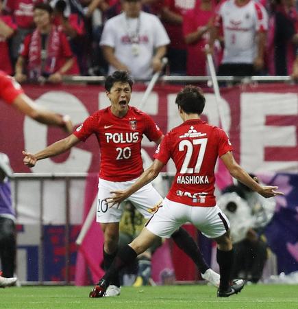 　浦和－Ｃ大阪　前半、先制ゴールを決め喜ぶ浦和・李（左）＝埼玉スタジアム