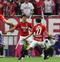 　浦和－Ｃ大阪　前半、先制ゴールを決め喜ぶ浦和・李（左）＝埼玉スタジアム