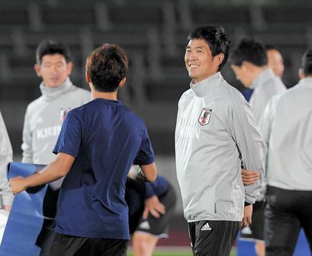 練習後、伊藤（左）に声をかける森保監督（撮影・堀内翔）