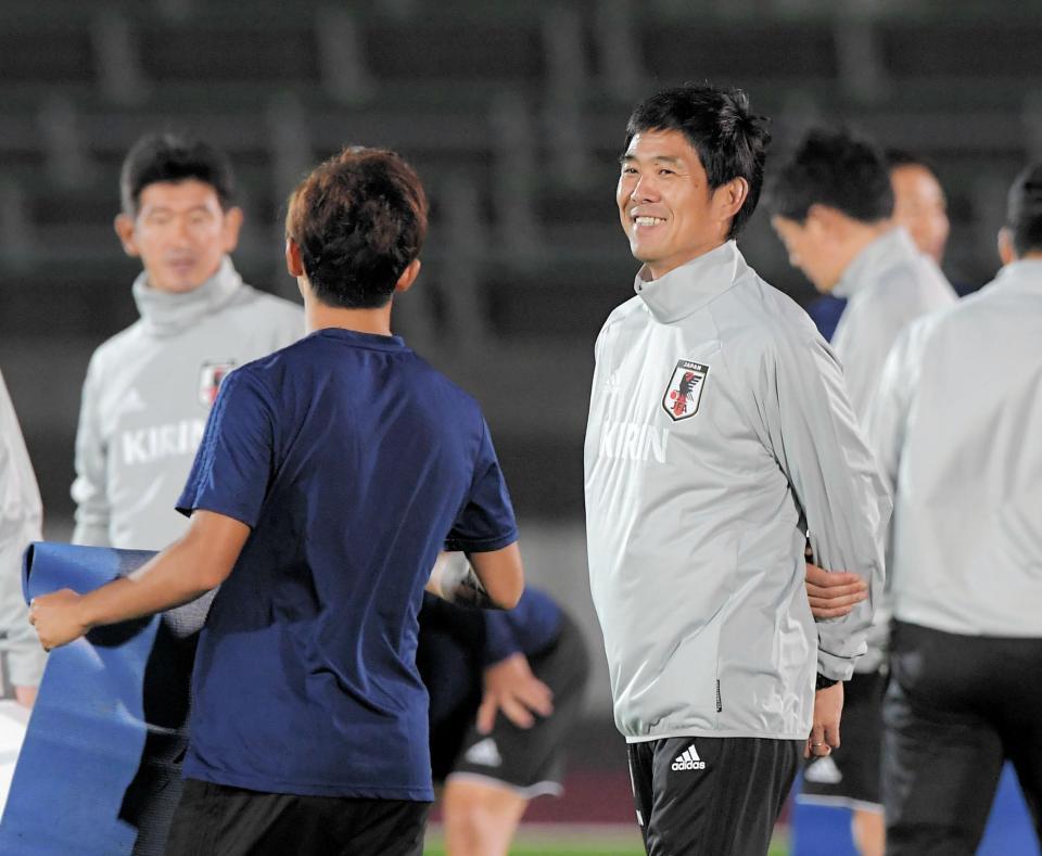 練習後、伊藤（左）に声をかける森保監督（撮影・堀内翔）