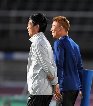 練習後、談笑する森保監督（左）と浅野