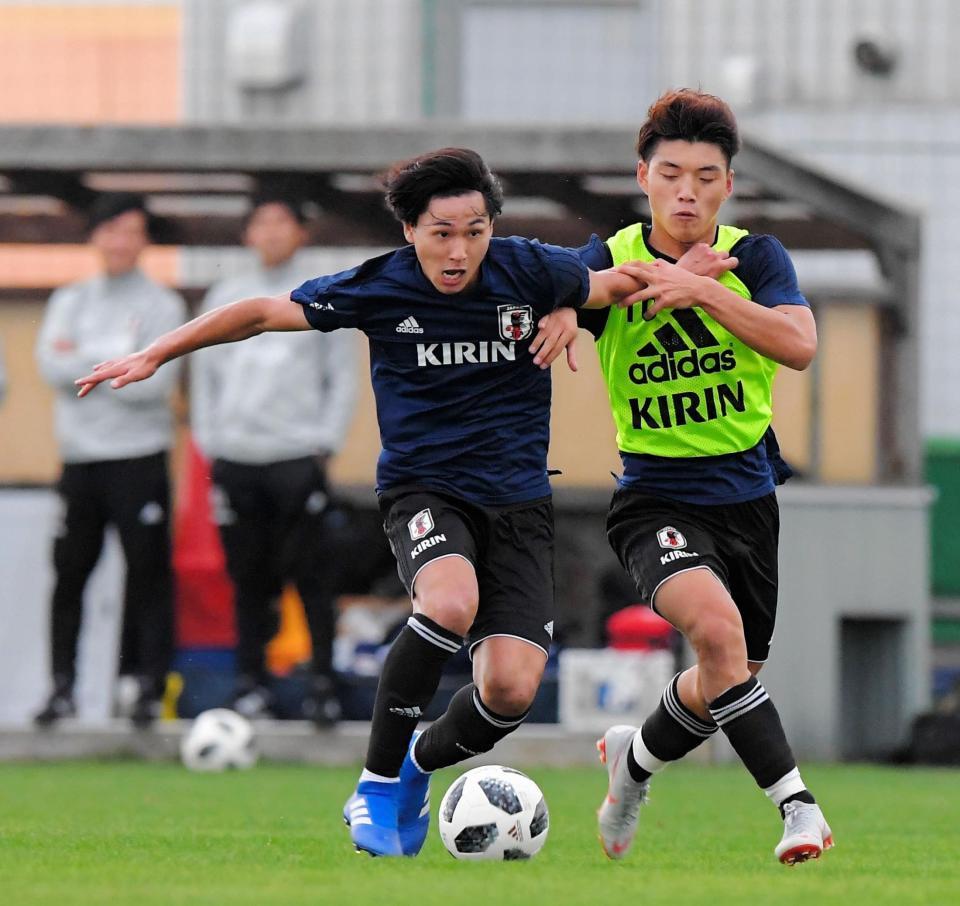 紅白戦で競り合う堂安（右）と南野