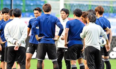 コスタリカ戦を翌日に控え練習を行った日本代表イレブンと森保監督（中央）＝撮影・佐藤厚