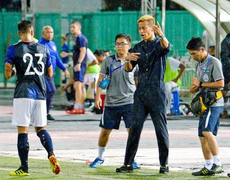 　サッカー国際親善試合のマレーシア戦で、選手に指示を出すカンボジア代表ＧＭの本田圭佑（右）＝共同