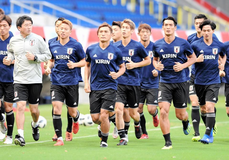 　ランニングするサッカー日本代表