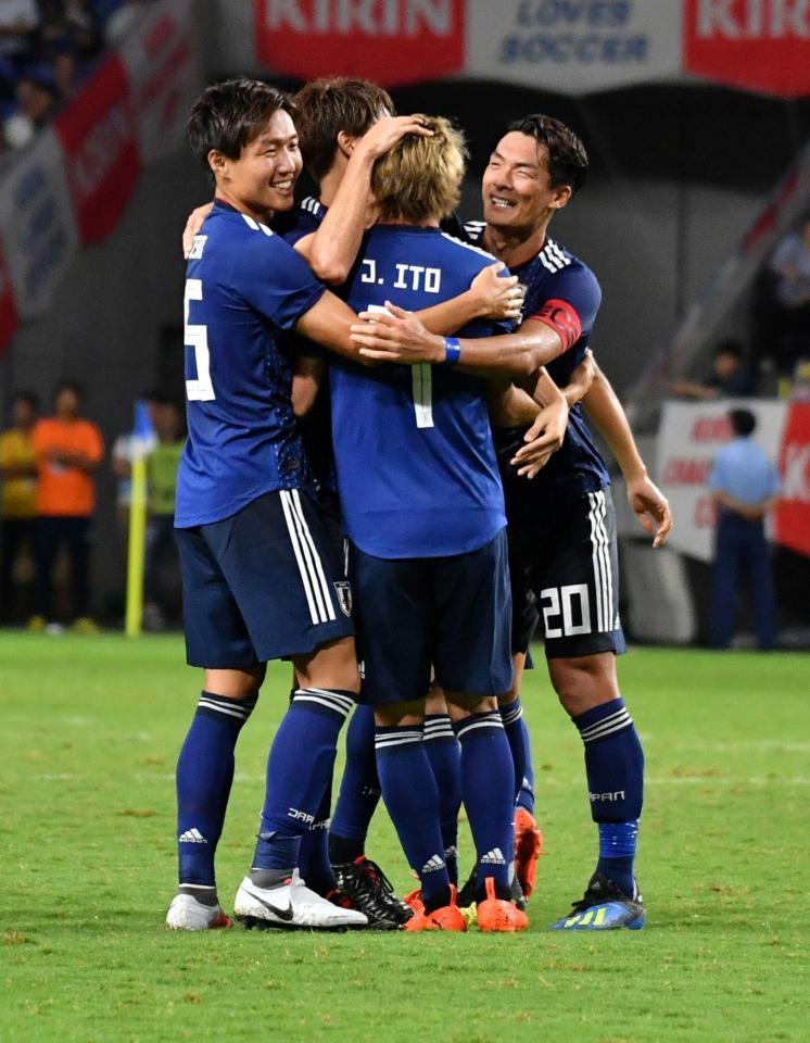 後半、ゴールを決めた伊東純也（中央）を労うサッカー日本代表イレブン