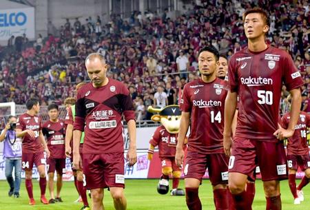 　敗戦に肩を落として引き揚げるイニエスタ（中央左）ら神戸イレブン