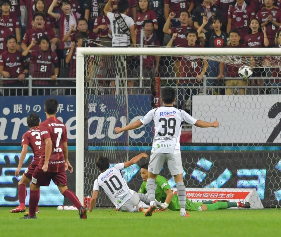 　後半、倉田（１０）に同点ゴールを許す神戸（撮影・石湯恒介）