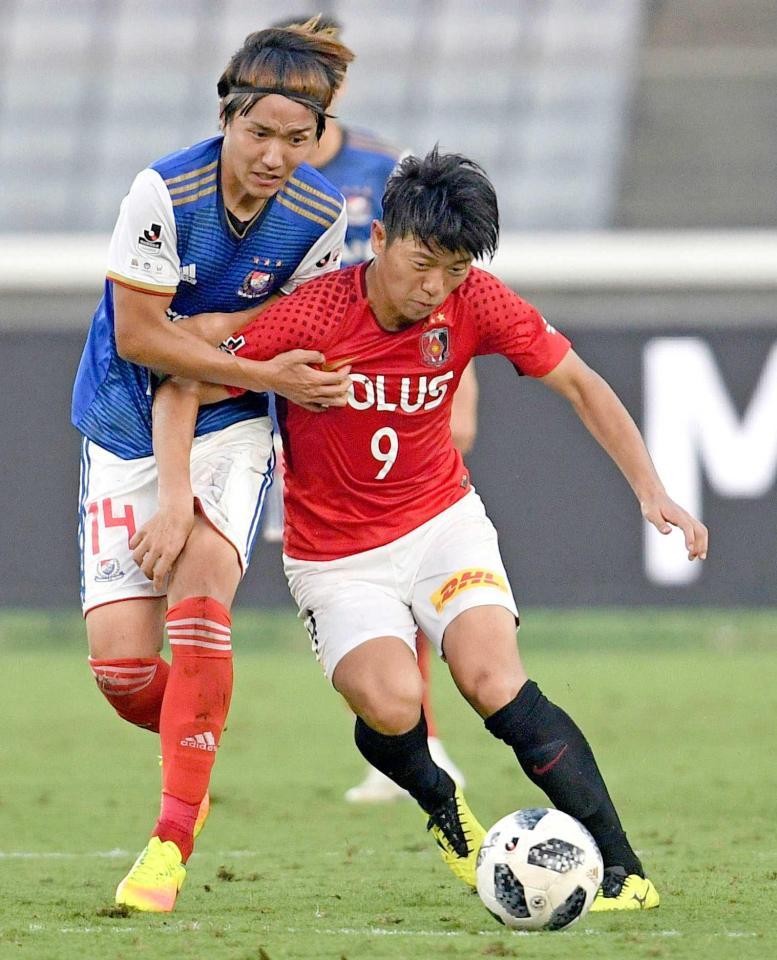 　後半、横浜Ｍ・天野（左）と競り合う浦和・武藤（共同）
