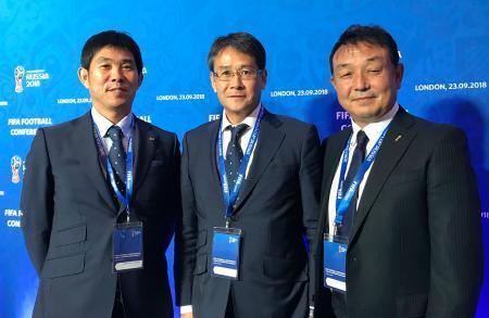 　ＦＩＦＡのフットボール・カンファレンスに出席した（左から）日本代表の森保一監督、日本サッカー協会の関塚隆技術委員長、小野剛技術委員＝２３日、ロンドン（共同）