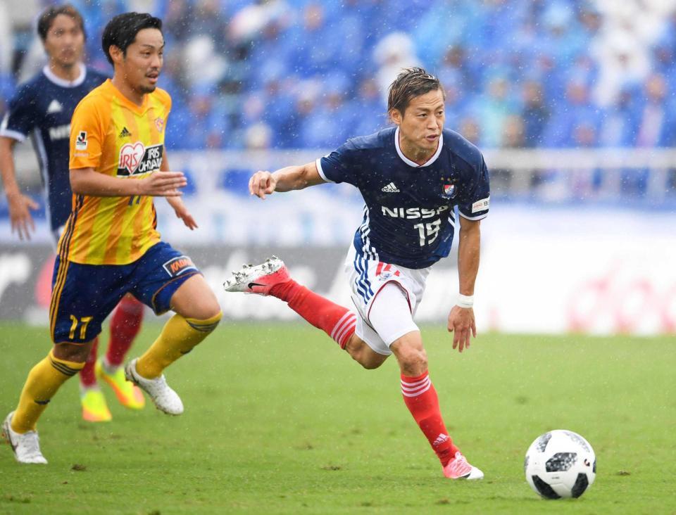 　プレーする仲川（右）（共同）