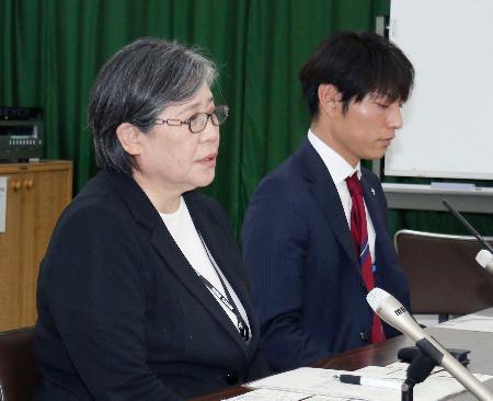 　記者会見する学校法人須磨学園の西泰子理事長（左）ら＝５日午後、神戸市