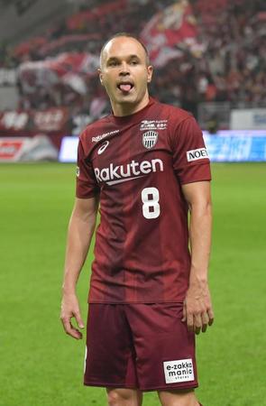 試合を終え、表情を崩す神戸・イニエスタ＝ノエスタ神戸（撮影・石湯恒介）