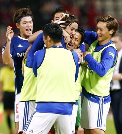 　鹿島-横浜Ｍ　後半、先制ゴールを決め、喜ぶ天野（右から３人目）ら横浜Ｍイレブン＝カシマ