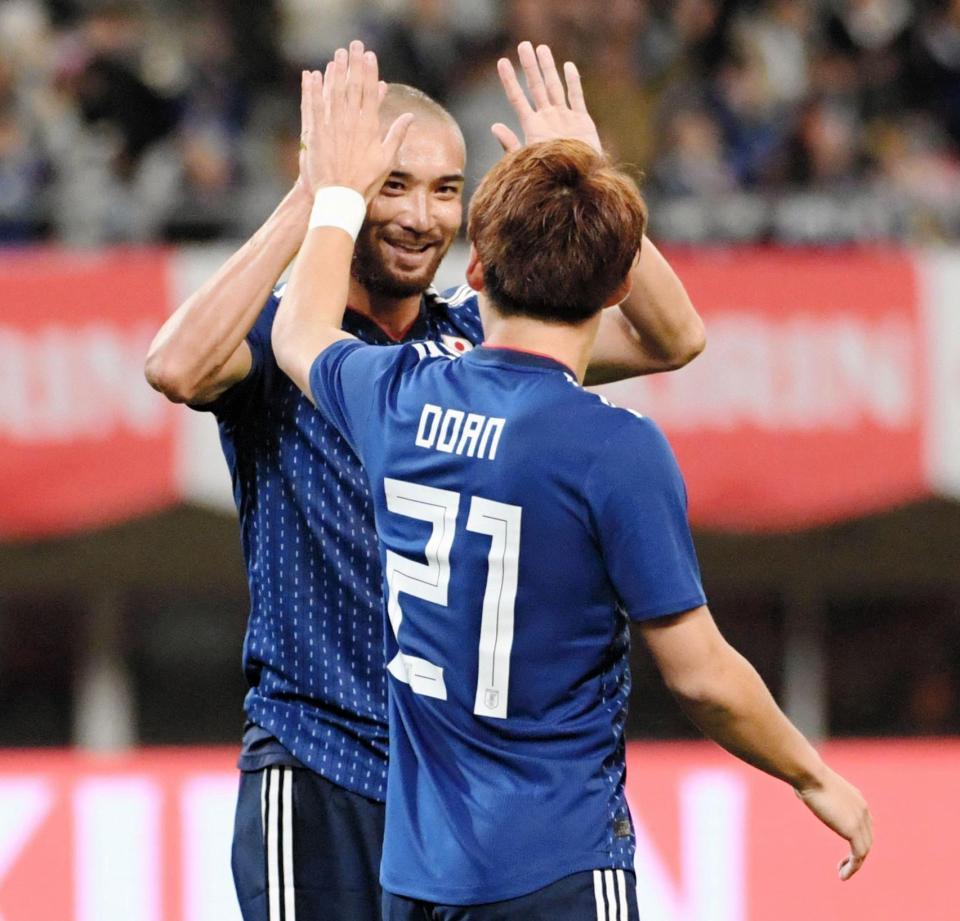 堂安律（手前）とハイタッチする川又堅碁＝デンカビッグスワンスタジアム（撮影・棚橋慶太）