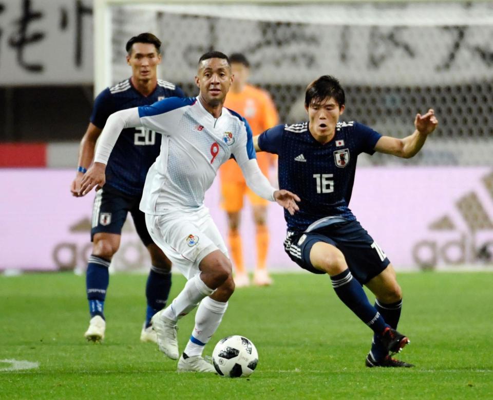 前半、厳しいマークを見せる冨安健洋（右）＝デンカビッグスワンスタジアム（撮影・棚橋慶太）