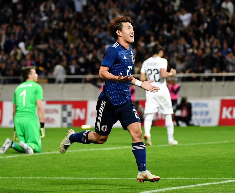 後半、勝ち越しゴールを決める堂安律＝埼玉スタジアム（撮影・三好信也）