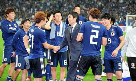 　ウルグアイに勝利し選手と握手を交わす日本代表・森保監督（中央）
