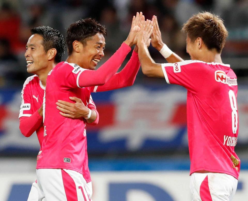 　後半、決勝ゴールを決め、柿谷（右）と喜ぶＣ大阪・清武（中央）。左は水沼