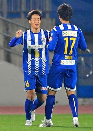 前半、先制ゴールを決め喜ぶ山形・小林（左）