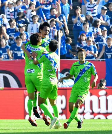 前半、湘南・杉岡大暉（左から２人目）が先制ゴールを決め、イレブンと喜び合う＝埼玉スタジアム（撮影・西岡正）