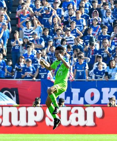 前半、先制ゴールを決め、マリノスサポーターを背にガッツポーズでジャンプする湘南・杉岡大暉＝埼玉スタジアム（撮影・西岡正）
