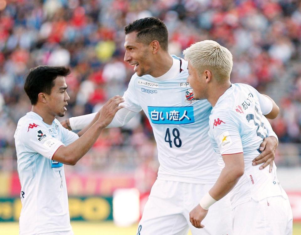 名古屋－札幌　前半、自身２点目のゴールを決め、祝福される札幌・ジェイ（48）＝パロマ瑞穂