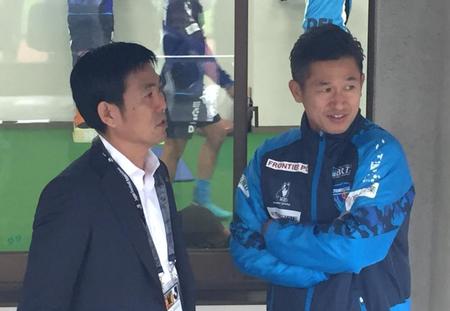 　談笑する日本代表の森保一監督（左）と横浜ＦＣの三浦知良