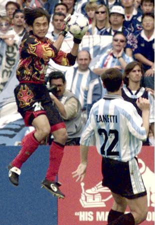 　１９９８年６月、サッカーＷ杯フランス大会、アルゼンチン戦でゴール前の浮き球を好捕するＧＫ川口能活選手（左）＝トゥールーズの市営競技場（共同）