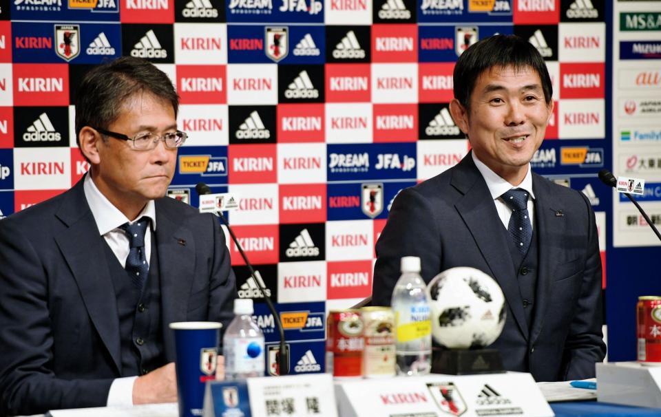 代表選手を発表する森保一日本代表監督（右、左は関塚隆技術委員長）＝東京・文京区のＪＦＡハウス（撮影・三好信也）