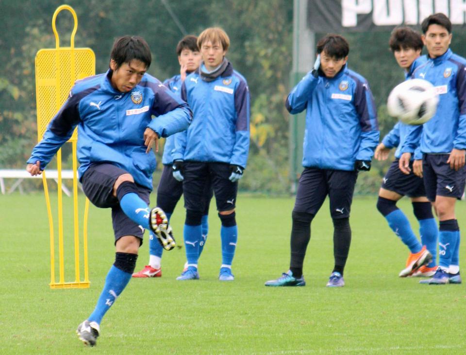 　練習でシュートを放つ中村（左端）