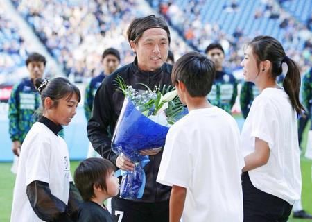 　Ｊ１通算６００試合出場となる湘南戦を前に、家族から花束を贈られるＧ大阪・遠藤