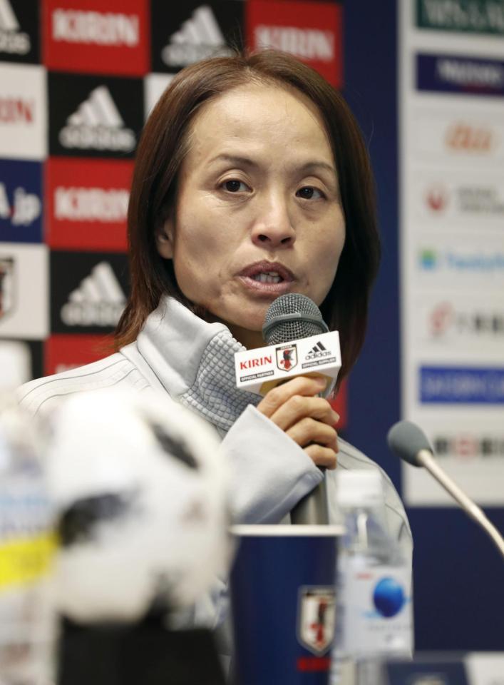 　記者会見するサッカー女子日本代表の高倉監督