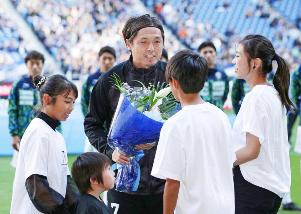 　Ｊ１通算６００試合出場となる湘南戦を前に、家族から花束を贈られるＧ大阪・遠藤